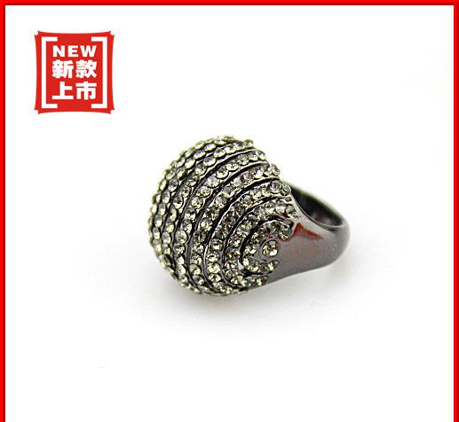 當文字被刪減殆盡，我們如何為一件飾品重新命名？